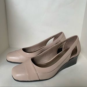 Life Stride taupe wedge heel 8.5
